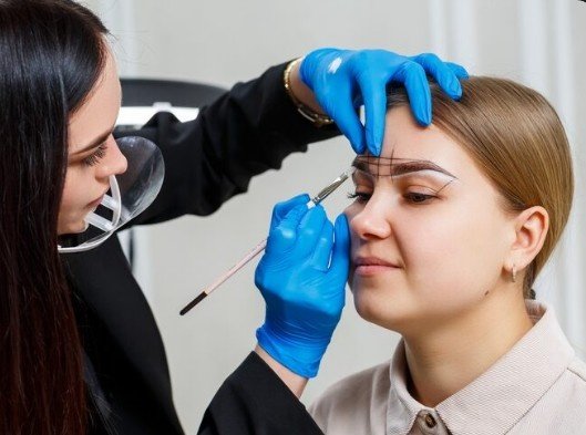 Best Eyebrow Darkening Treatment in Munirka